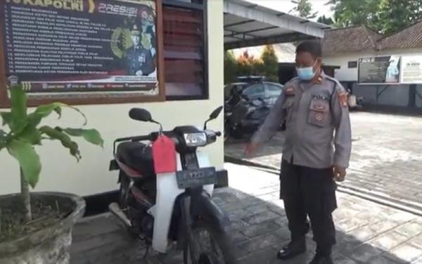 Barang bukti motor yang diamankan Polsek Marga. (Foto: Made Argawa)