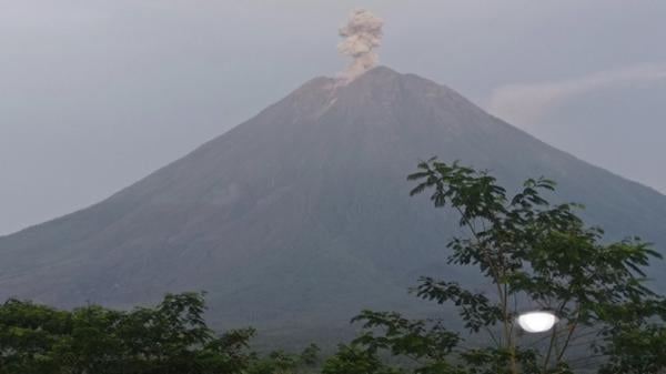 Gunung Semeru 2 Kali Erupsi Pagi Ini, Kolom Letusan Capai 600 Meter