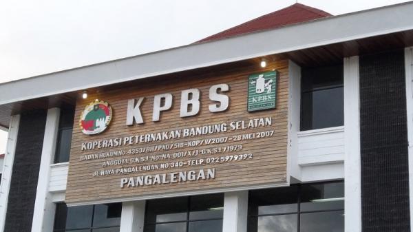 Kantor KPBS Pangalengan yang menjadi pusat pengelolaan dan distribusi susu sapi yang diproduksi para peternak sapi perah di Pangalengan, Bandung. (FOTO: ISTIMEWA/Dekpin Jabar)