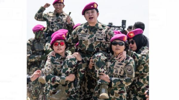 Ketua DPR Puan Maharani dan sejumlah pejabat lainnya diangkat menjadi warga kehormatan Korps Marinir TNI AL. (Foto: Istimewa).