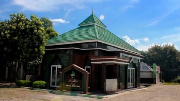 Masjid Darus Sholihin dalam lingkungan Ponpes Darus Sholihin Depok. (FOTO: ISTIMEWA)