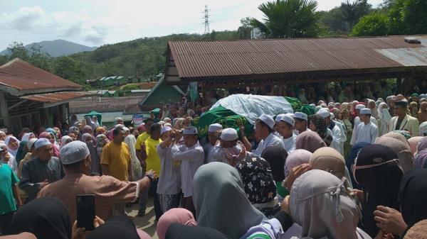 Jenazah Santri Musthafawiyah yang Tewas di Sungai Aek Singolot Ditandu Akan Dibawa Pulang Keluarga di Siak (Foto: iNews/Liansah)