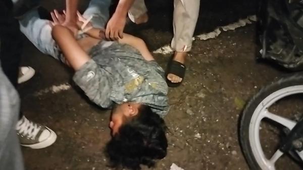 Kurir Ganja diamankan Kurir ganja di Payakumbuh ditangkap polisi saat akan antar ganja ke palanggan (Agung Sulistyo/MNC Portal)