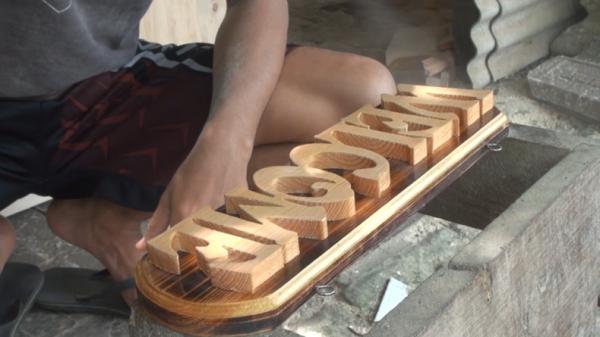 Produk Mubin lainnya berupa huruf kayu. (Sholahudin).
