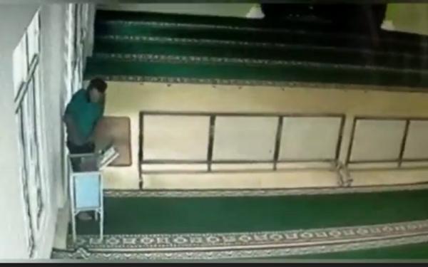 Pria di Palembang Curi Kotak Amal Masjid, Aksinya Terekam CCTV 