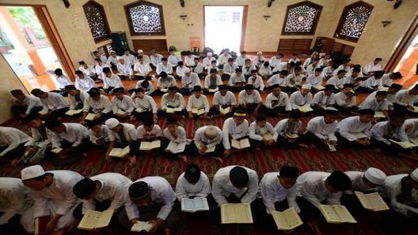 Para santri di Ponpes Baitul Quran membaca kitab suci Alquran. (FOTO: ISTIMEWA)