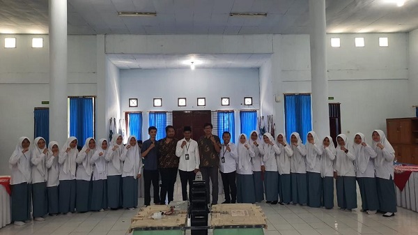 Tim yang membuat PLTA dari barang bekas Tim yang membuat PLTA dari barang bekas (Dok. Universitas Pertamina)