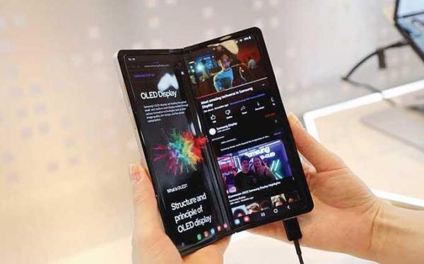 Abconv ponsel OLED LG menghadirkan ponsel OLED lipat dua arah. (Foto: dok Abconv)