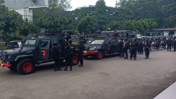 Personel Brimob Bersenjata Lengkap Dilibatkan dalam Patroli Polres di Jawa Barat