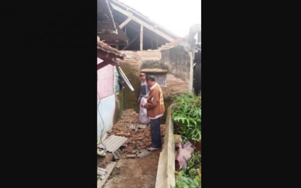 Gempa Pangalengan Kerusakan 2 Kerusakan dampak gempa bumi di Pangalengan, Bandung, Sabtu (28/1/2023). (Foto: Twitter @DaryonoBMKG)