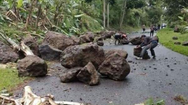 LONGSOR BATU Longsor batu besar dari bukit menutup jalan. (FOTO: ISTIMEWA/BPBD KBB)