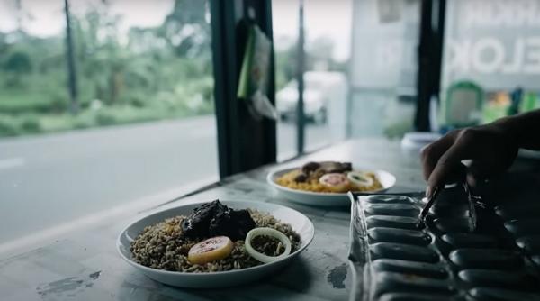 Menu makanan di Resto Kebuli ArRafi milik Hermawan Tandi di Sleman, Yogyakarta. (Foto: YouTube PecahTelur)