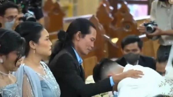 Sungkeman Julian Jacob dan Mirriam Eka