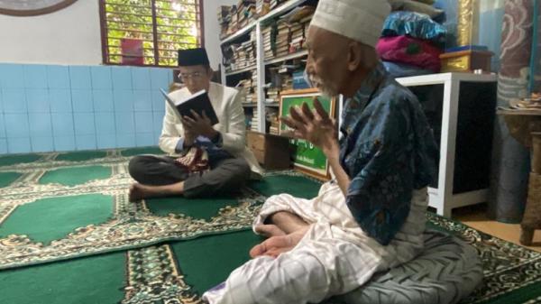 TGB di Pandeglang. Ketua OIAA Indonesia TGB HM Zainul Majdi bertemu KH Muhtadi Dimyati di kediamannya, Kabupaten Pandegelang, Sabtu (28/1/2023). (Foto: Yogi).