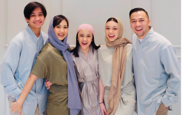 Artis Dekat dengan Orangtua. (Foto: Instagram)