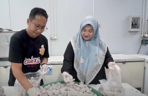 ciloku Owner Ciloku adalah Firly Zulkifli dan Dian Ekariyanti. Foto: YouTube JagaLilin