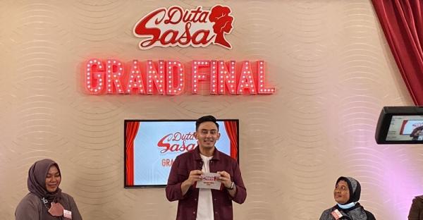 Grand final Duta SASA dipandu oleh alumni ajang pencarian bakat MasterChef Indonesia Firhan Ashari. (Foto: dok PT SASA Inti)