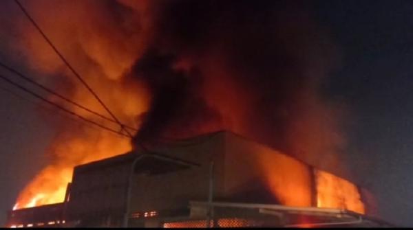Kebakaran Landa Toko Swalayan di Tambun Bekasi, 15 Unit Mobil Damkar Meluncur