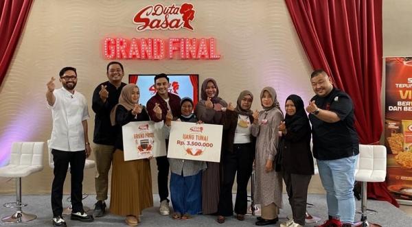 Pemenang Duta SASA berfoto bersama host dan dewan juri. (Foto: PT SASA Inti)