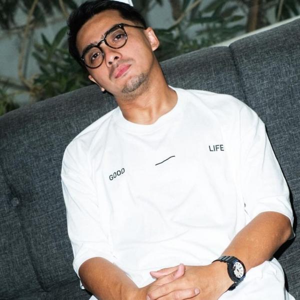 Artis pria tak malu lakukan pekerjaan rumah. (Foto: Instagram)