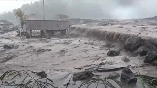 Banjir Lahar Hujan Gunung Semeru Terjang Lumajang 1 Dusun Terisolasi