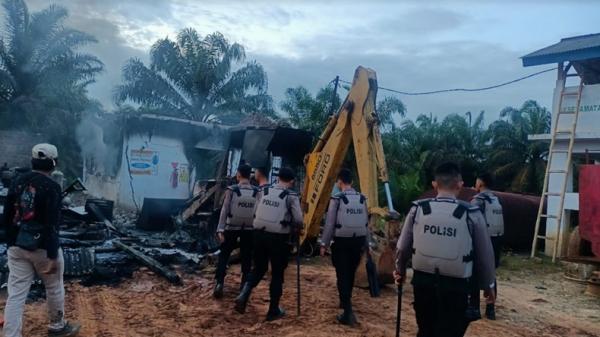 Polisi Diduga Tembak Mati Warga, Massa dari 3 Kampung di Way Kanan Bakar PT AKG