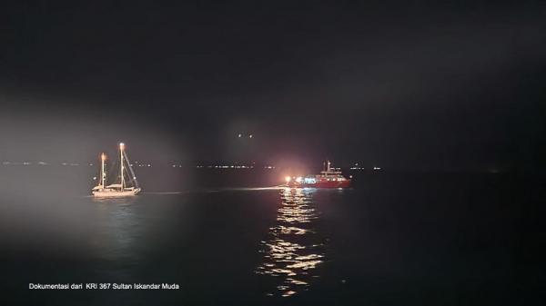Tangkapan layar saat kapal yacht berbendera Findlandia dievakusi ke Pelabuhan Kalianget. (Basarnas).