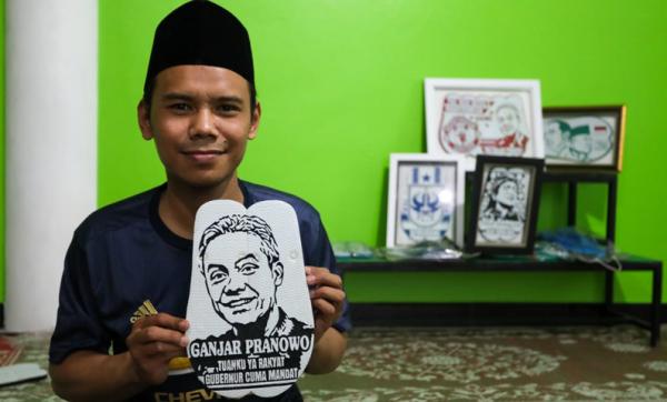 Mengintip Kerajinan Sandal Berukir Warga Desa Lerep, Ada Gambar Jokowi hingga Logo MU