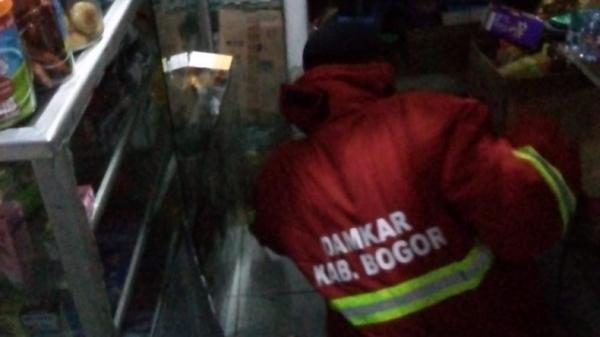 Ular Kobra Jawa Masuk ke Warung Wilayah Bogor, Sembunyi di Tumpukan Jajanan