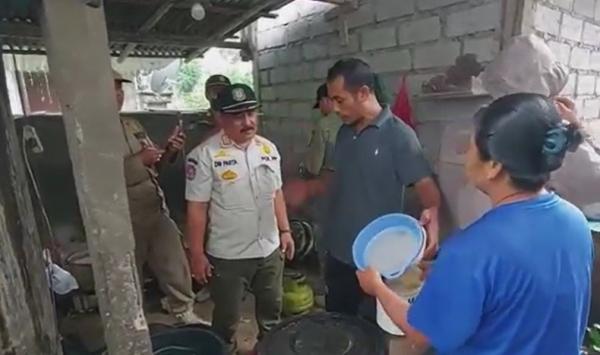 Satpol PP melakukan razia perajin arak gula pasir di Karangasem. (Foto: Yunda Ariesta)