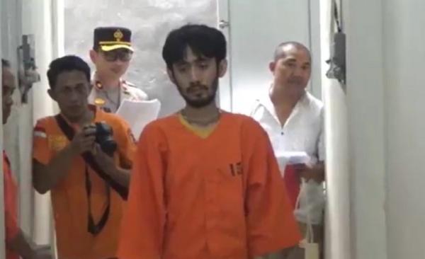 Pelaku pembunuhan, RAPB (26) melakukan 39 adegan rekonstruksi. (Foto: Indira Arri)