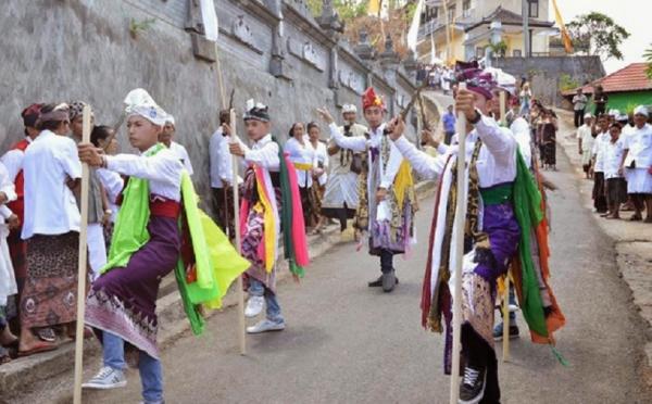 Masyarakat Desa Sidetapa Bali. (foto: http://sidetapa-buleleng.desa.id/)