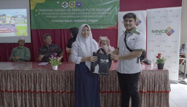MNC Peduli 2 MNC Land dan MNC Peduli melaksanakan kegiatan Skrining Kadar Hemoglobin untuk para siswi di SMP Negeri 1 Cigombong. (Foto MPI),
