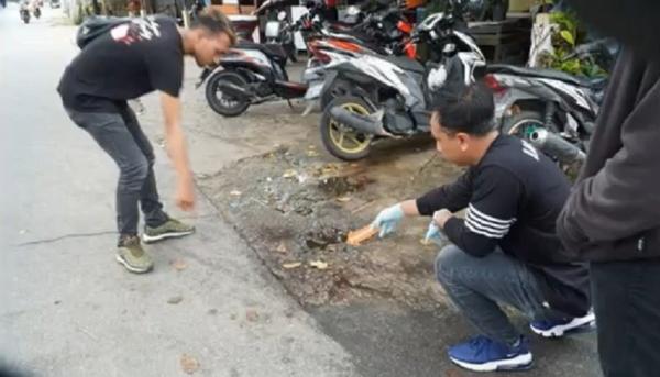 Olah Tkp Penusukan Pontianak Olah TKP penusukan pria inisial HR di Jalan Suwignyo, Pontianak. (Foto: Uun Yuniar)
