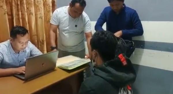 AL menjalani pemeriksaan usai ditangkap. (Foto: Usman Coddang)
