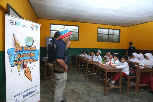 BRI Journalis Bootcamp 2 Para jurnalis mengajar anak-anak Madrasah Ibtidaiyah al-Badriyah di Desa Gunung Geulis, Kecamatan Sukajaya, Bogor, Sabtu (28/1/2023). (Foto: Dok. BRI)