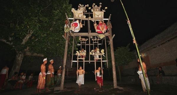 Ritual Mayunan di Bali (Foto: Instagram @budiartaaryawan)