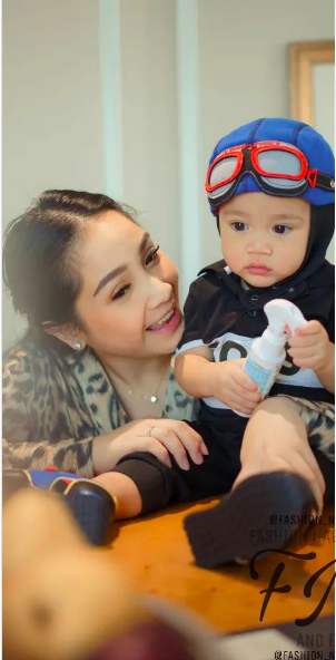 Gaya Nagita Slavina pakai kemeja. (Foto: Instagram)