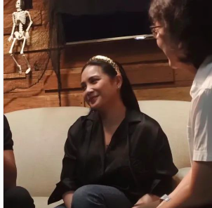 Gaya Nagita Slavina pakai kemeja. (Foto: Instagram)