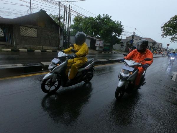 Jalanan Licin, Ini Harus Diperhatikan saat Berkendara Motor di Musim Hujan