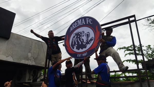 Kecam Pembakaran Logo Arema FC saat Demo Ricuh, Dirigen Aremania: Logo Ini Gak Salah