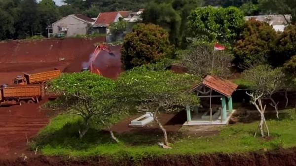 Makam di tengah proyek pembangunan perumahan. (FOTO: Instagram/Makam yang sempat viral karena disebut keramat sehingga bertahan di tengah penggusuran. (FOTO: Instagram/@umaradisubroto)