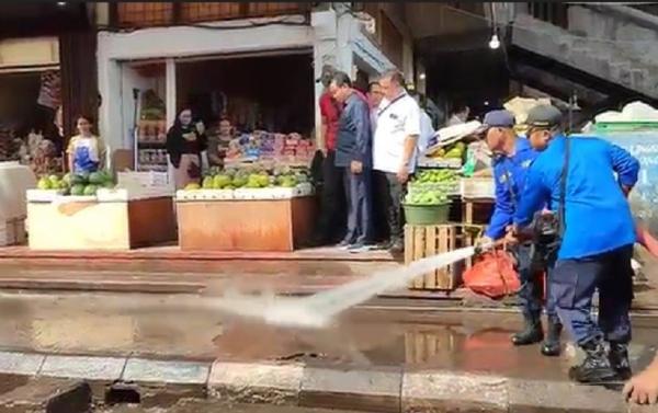 Pasar Anyar Dibersihkan Petugas Damkar membersihkan Pasar Anyar Singaraja, Rabu (1/1/2023). (Foto: Pande Wismaya)