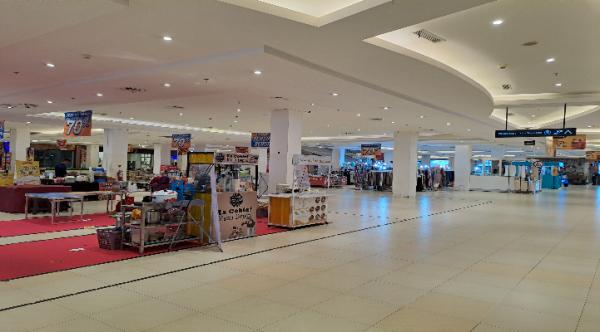 Gerai Transmart Jalan Setiabudi, Srondol Wetan, Banyumanik, Kota Semarang sepi. Foto: Eka S