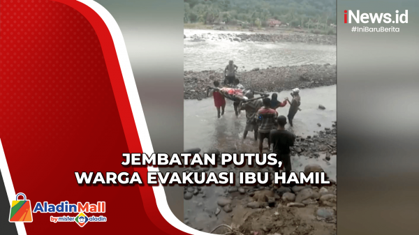 Warga dan Bidan Desa Evakuasi Ibu Hamil dengan Tandu akibat Jembatan Putus di Garut