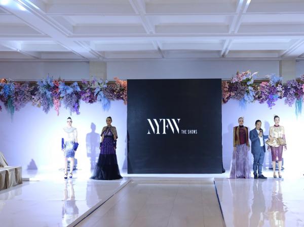 Terinspirasi Kerajaan Sriwijaya, Hengki Kawilarang Boyong Tenun Songket ke New York Fashion Week 