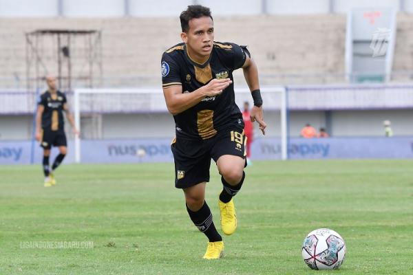 Egy Maulana Pemain anyar Dewa United, Egy Maulana Vikri mencetak gol pada pertandingan debutnya saat menghadapi Madura United. (foto: PT LIB)