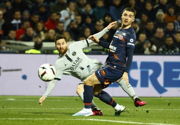 Penyerang Paris Saint-Germain, Lionel Messi melepaskan tembakan meski diadang pemain Montpellier, Joris Chotard dalam laga Liga Prancis 2022/2023 di Stadion de La Mosson, Kamis (2/2/2023). (Foto: REUTERS)