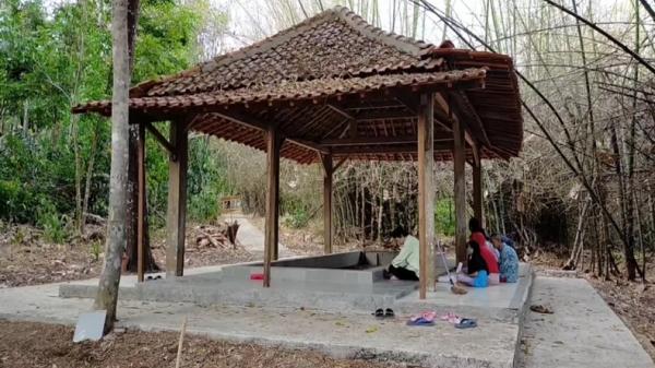 Makam dawa di Desa Galuh Tmur, Kecamatan Tonjong, Kabupaten Brebes, Jawa Tengah. (FOTO: istimewa/YouTube)