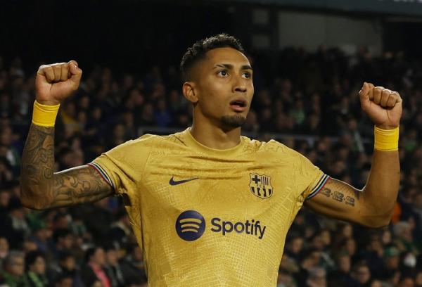 Raphinha Gelandang serang Barcelona, Raphinha merayakan gol ke gawang Real Betis dalam laga Liga Spanyol 2022/2023 di Stadion Benito Villamarin, Kamis (2/2/2023). (Foto: REUTERS)